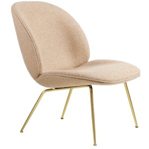 GUBI Světle hnědé čalouněné lounge křeslo Beetle